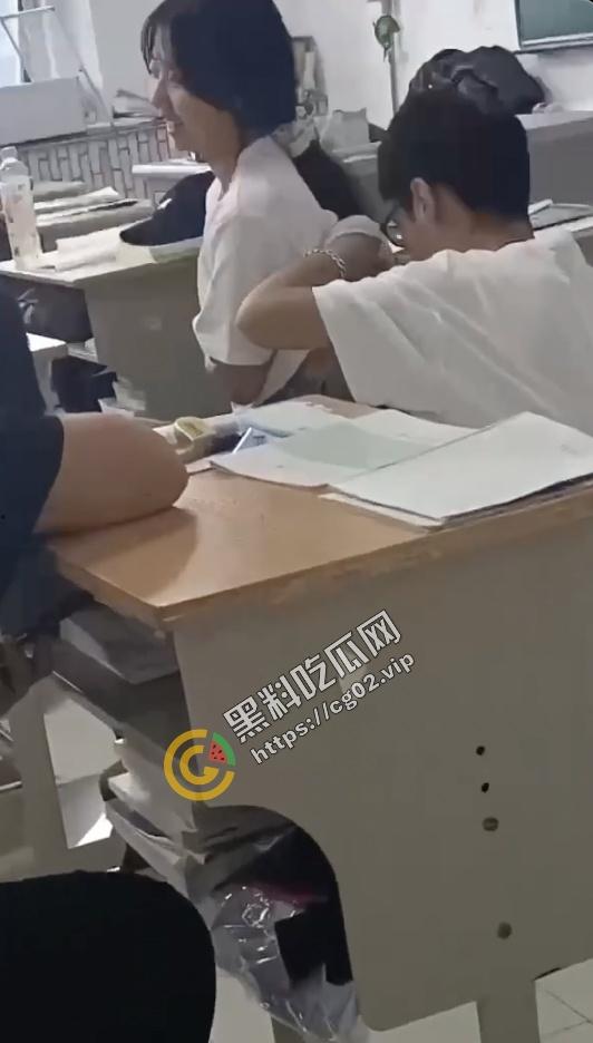 狗男女！教室当着这么多人竟然干起来了？！-2