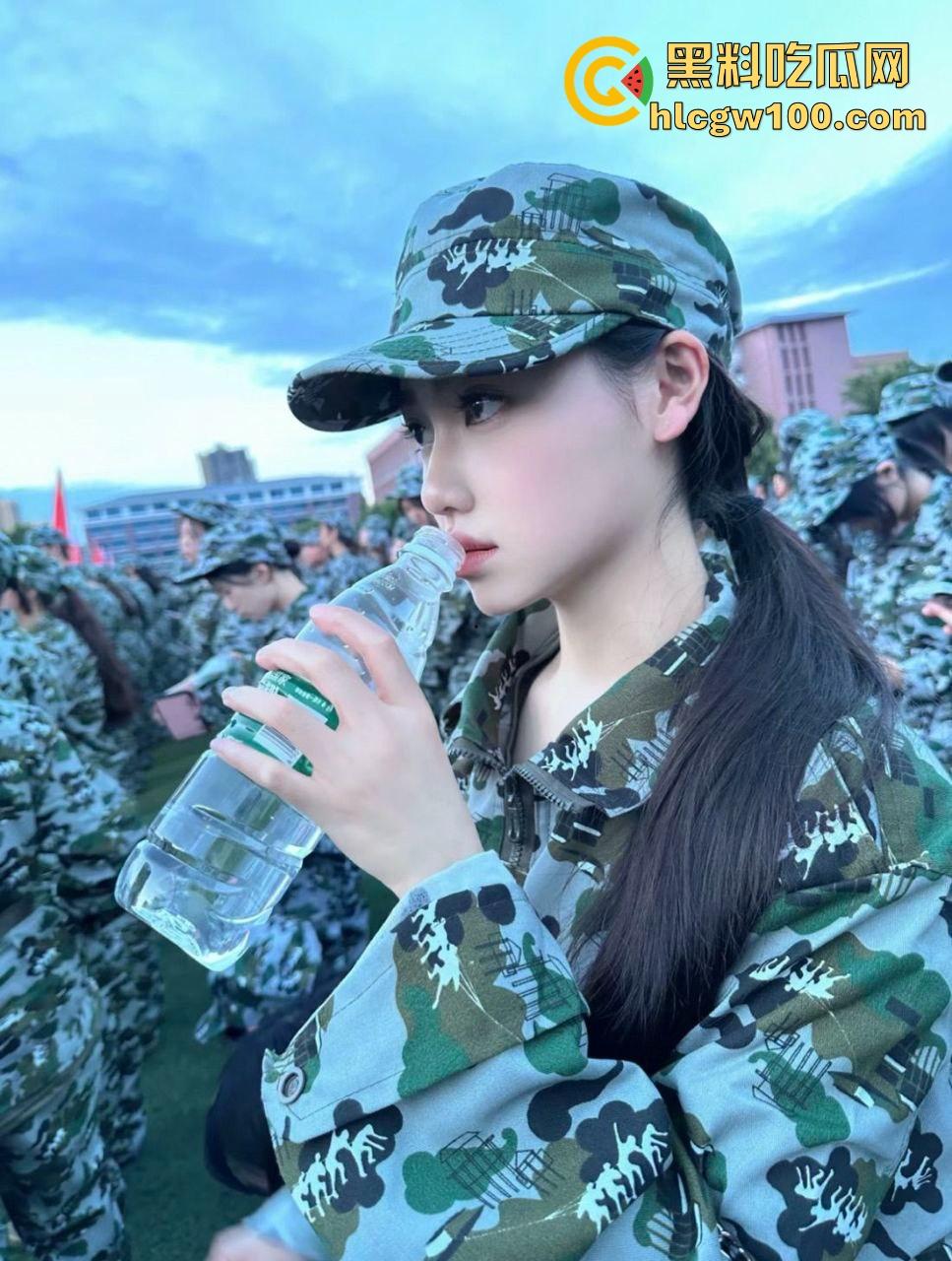 衡阳大学生【裴子诺】被包养四个月,从清纯妹到骚母狗，SM调教成胯下玩物，舔射口爆样样精通还要尿嘴里!-5