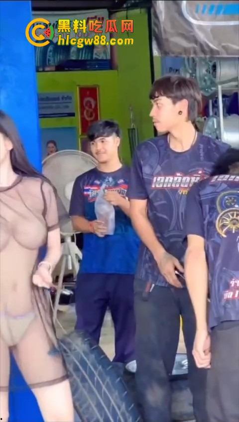 泰国修车店太卷了，黑纱透视丁字裤上阵拉客，这操作比夜店还骚，是不是人妖都看不出来了！-8