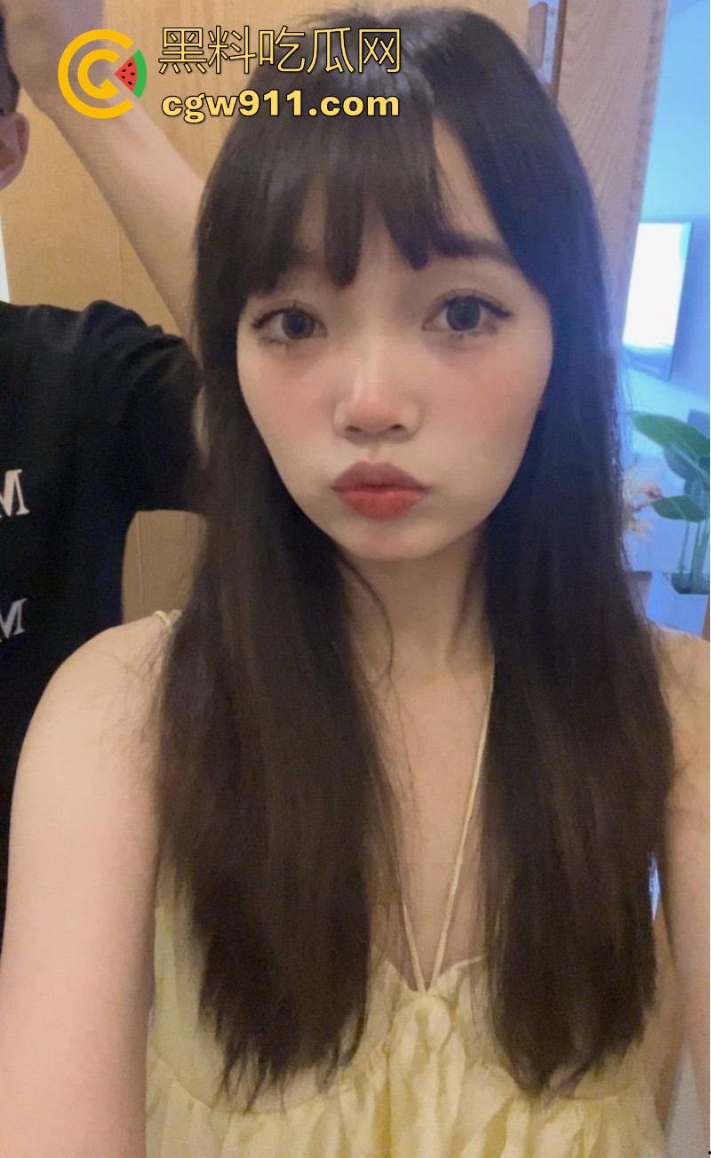 成都清纯可爱小妹【郑文怡】跟男友性爱视频泄漏,跪地口交小手狂撸大屌,绽放反差婊本性!-1