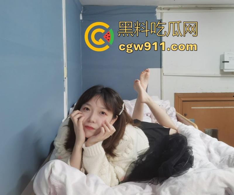 成都清纯可爱小妹【郑文怡】跟男友性爱视频泄漏,跪地口交小手狂撸大屌,绽放反差婊本性!-2