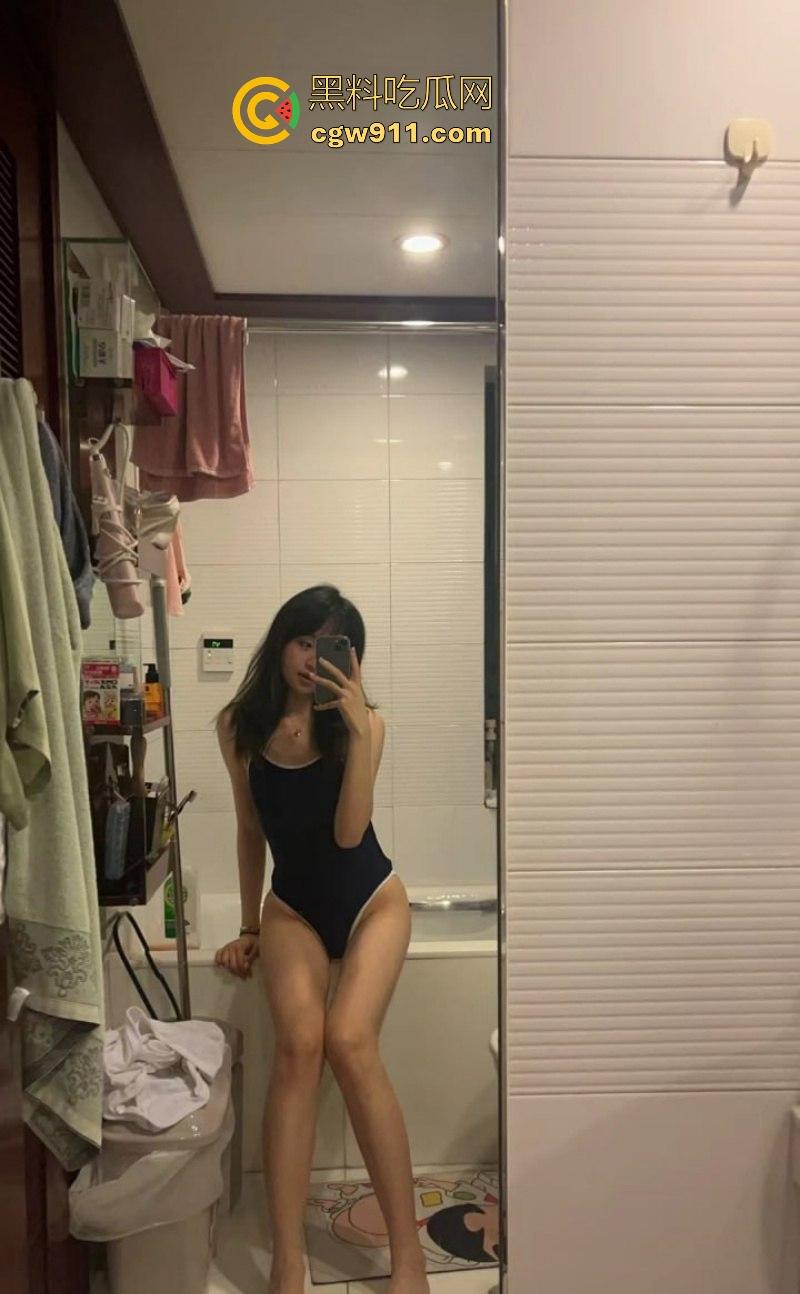 成都清纯可爱小妹【郑文怡】跟男友性爱视频泄漏,跪地口交小手狂撸大屌,绽放反差婊本性!-3