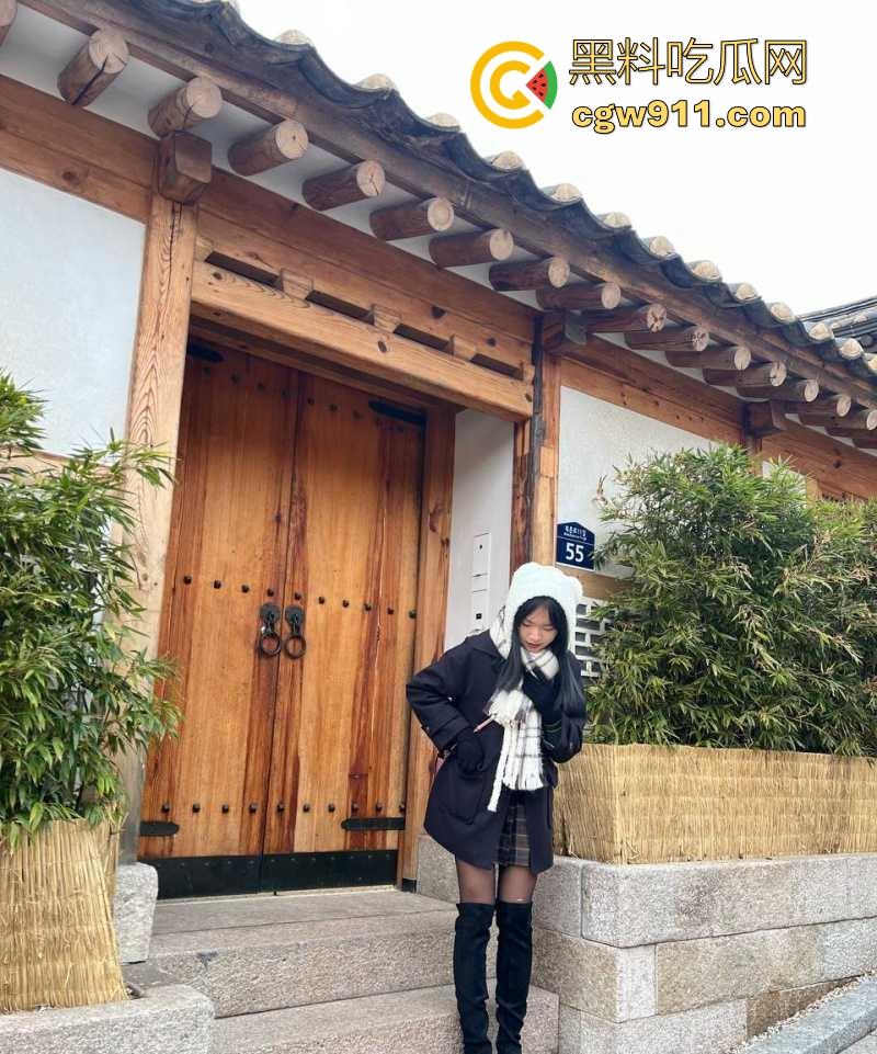 成都清纯可爱小妹【郑文怡】跟男友性爱视频泄漏,跪地口交小手狂撸大屌,绽放反差婊本性!-4