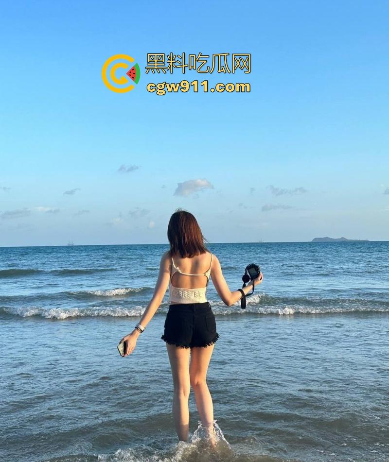 成都清纯可爱小妹【郑文怡】跟男友性爱视频泄漏,跪地口交小手狂撸大屌,绽放反差婊本性!-5