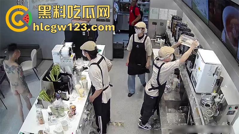 广东纹身精神小伙，吸毒后精神失常，全裸持刀冲入奶茶店，疯狂捅杀客人，全程无一人上前帮忙！-1