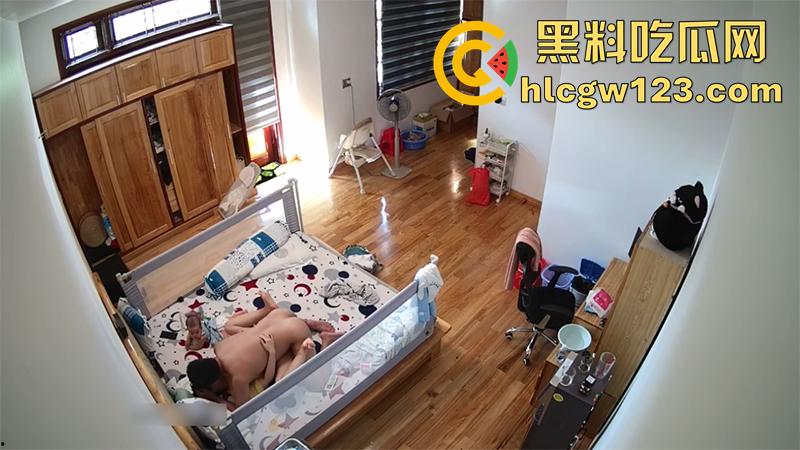 监控偷拍叔嫂乱伦，趁哥不在偷情，见嫂子吸奶哺乳按耐不住，当孩子面激情抽插巨乳嫂子！-6