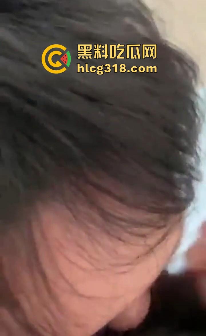 清纯反差高中学妹【李诗雨】跪地深喉肉棒眼神魅惑勾魂，微胖巨乳，极其淫乱母狗气质十足！-6