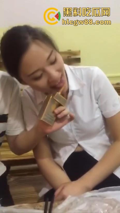 湖南极品骚货人妻【李洋洋】酒桌舔舐香烟勾引酒友，饭后直接亲自酒店展示，无与伦比的口交技术-2