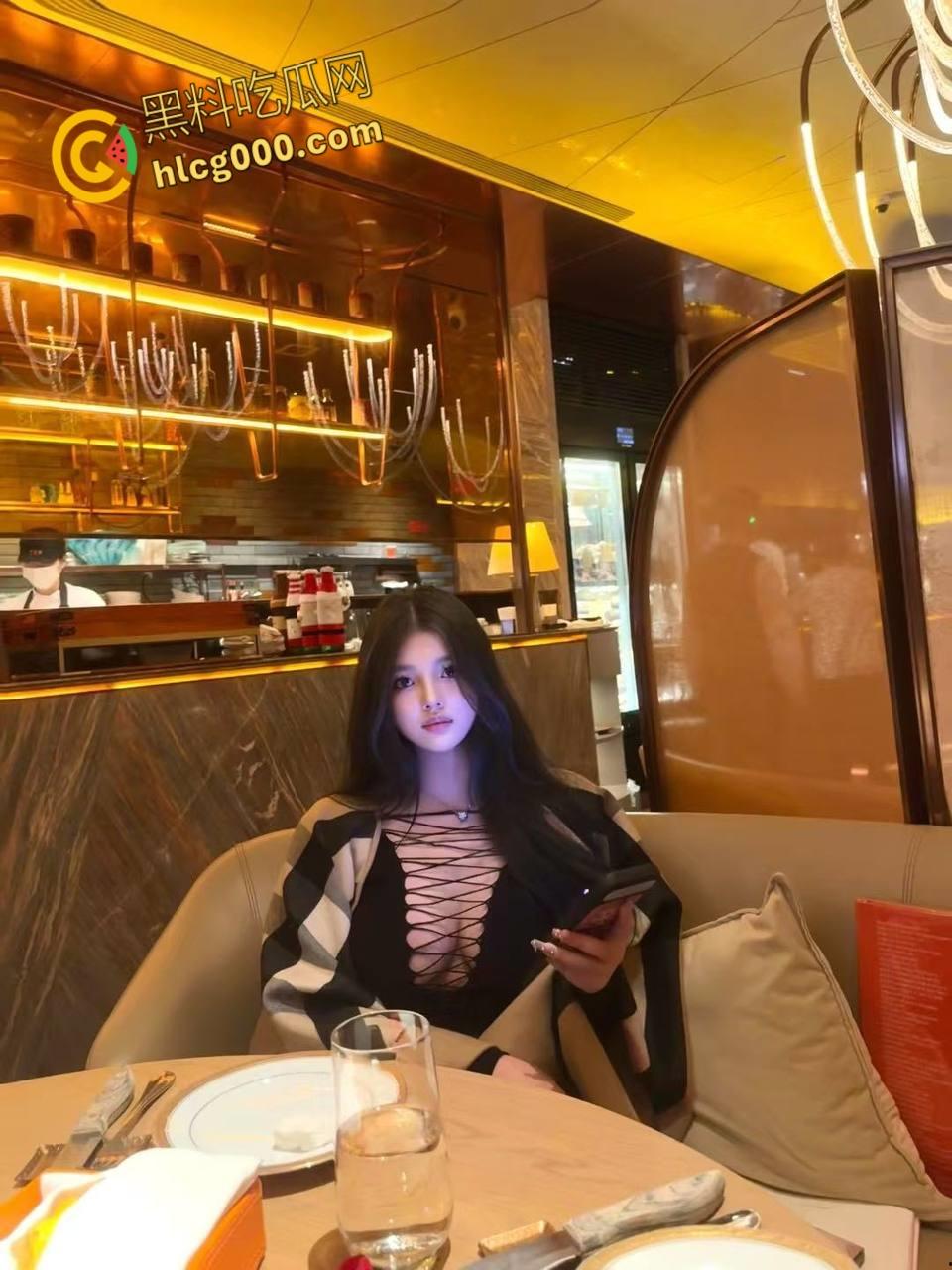 趁酒精上头终于拿下亲姐姐，送微醺的姐姐回家，半推半就脱光衣服直接一插到底，白虎骚逼又紧水又多 !-1