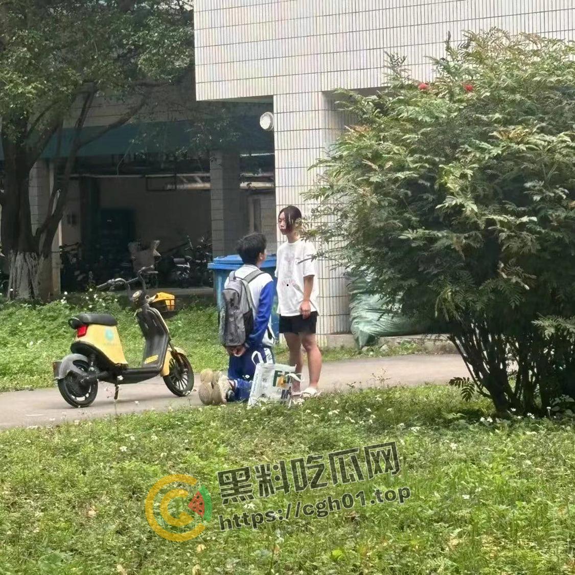华南农业大学大瓜！高中生小男友跪宿舍楼下求原谅 被大学女友狂扇巴掌 吃瓜现场直达-1