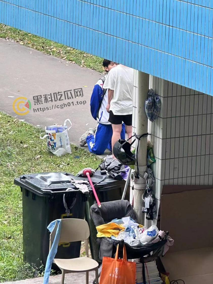 华南农业大学大瓜！高中生小男友跪宿舍楼下求原谅 被大学女友狂扇巴掌 吃瓜现场直达-3