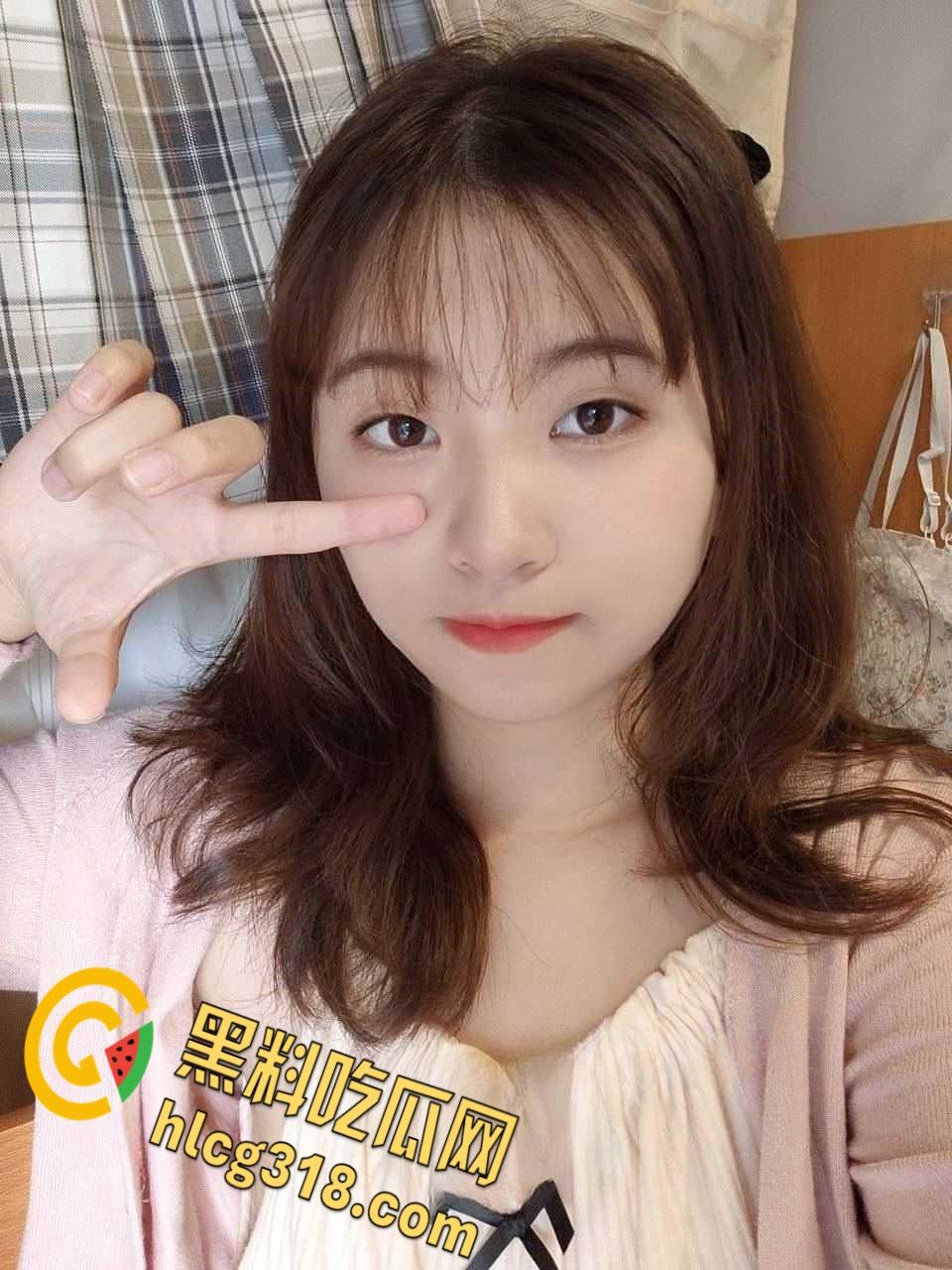 厦门华侨大学【曾潇】反差学生妹，吸舔榨精口活超棒，落地窗前粉嫩小穴被玩喷，饥渴难耐的样子真淫荡！-2