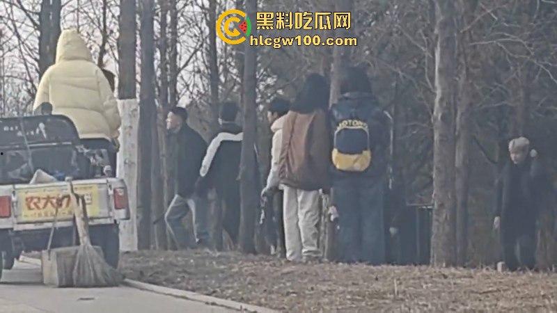 山东临沂精神小伙为抢女神交配权带兄弟持刀砍情敌 拉架小哥惨遭爆头当场脑袋开花 现场爆血视频流出！-1