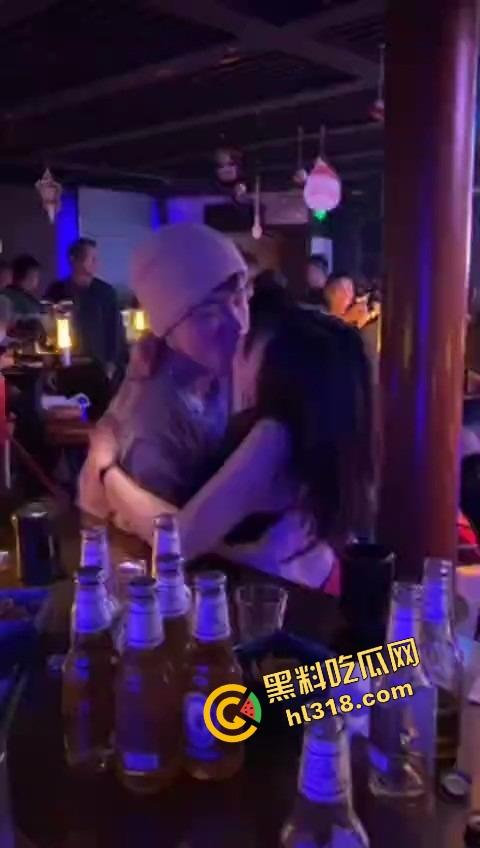 单身狗夜店必修课，喝醉勾搭人妻偷吃人妻鲍鱼，淫男乱女嗨翻全场，极致放荡夜生活曝光！-1