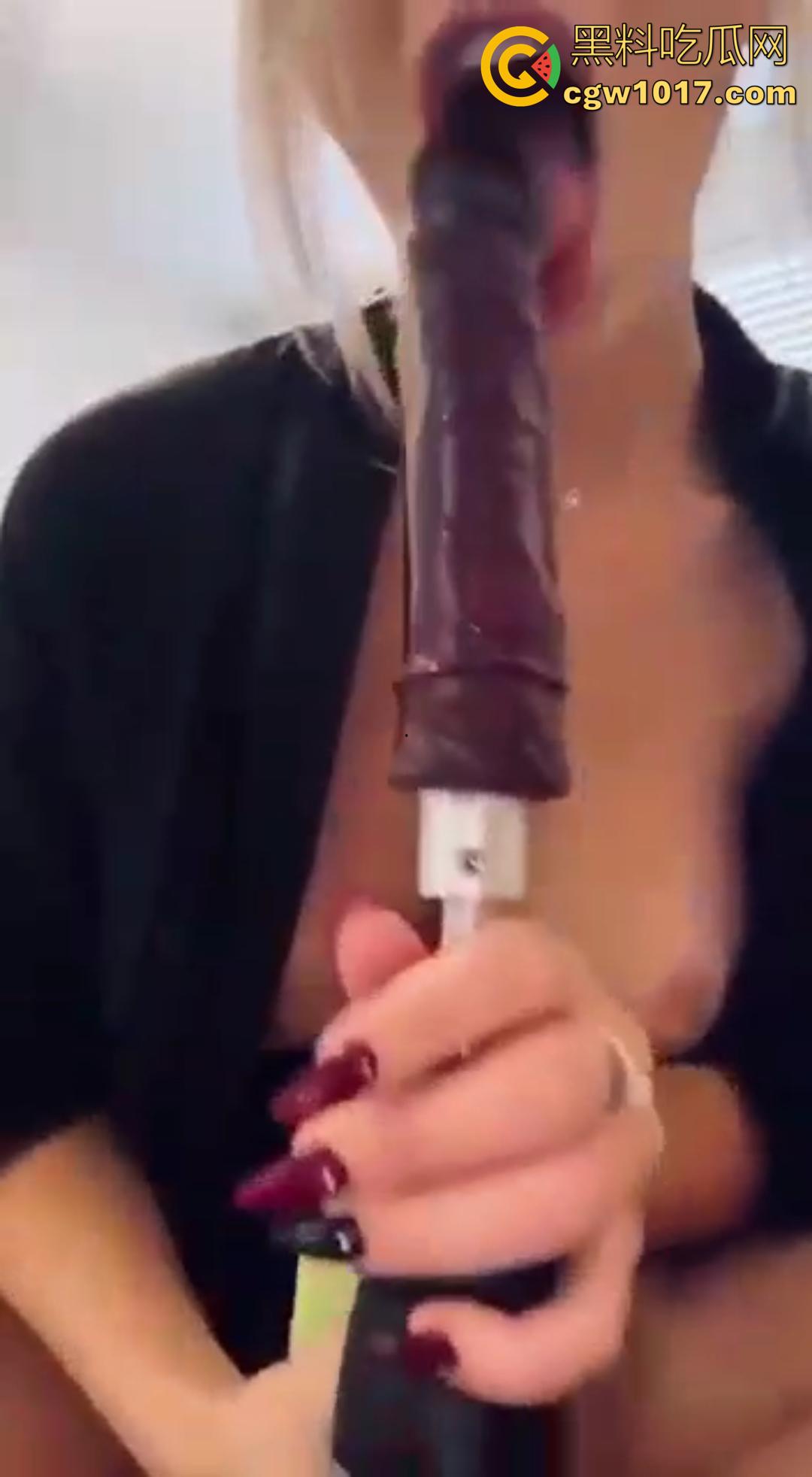 国外的金发骚货用电钻装上假屌 开最高档狂捅骚逼！骚逼被钻到喷水爽到翻白眼，差点把阴道都磨穿了！-1