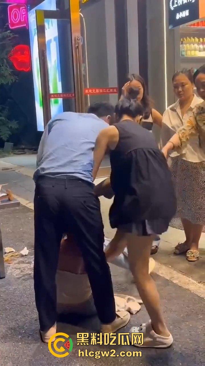 杭州街头正妻当众暴揍小三！揪住头发狂甩耳光 这场面真叫一个解气！-6
