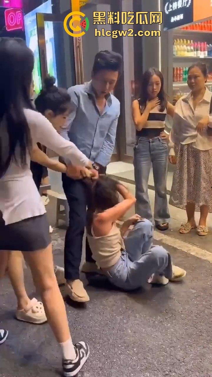 杭州街头正妻当众暴揍小三！揪住头发狂甩耳光 这场面真叫一个解气！-8