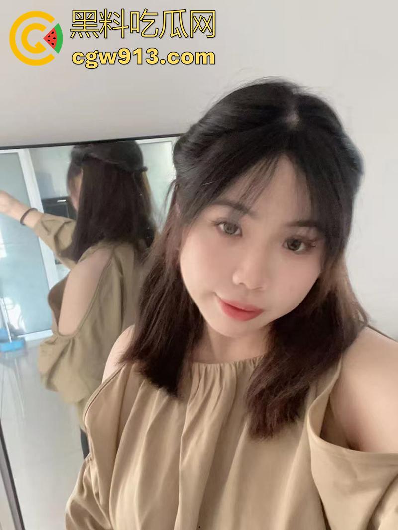 奶大就是硬道理，四川达州的骚货【王锦秀】，背着男友视频露出大奶给金主看，这奶子做爱时绝对能晃起飞了！-2