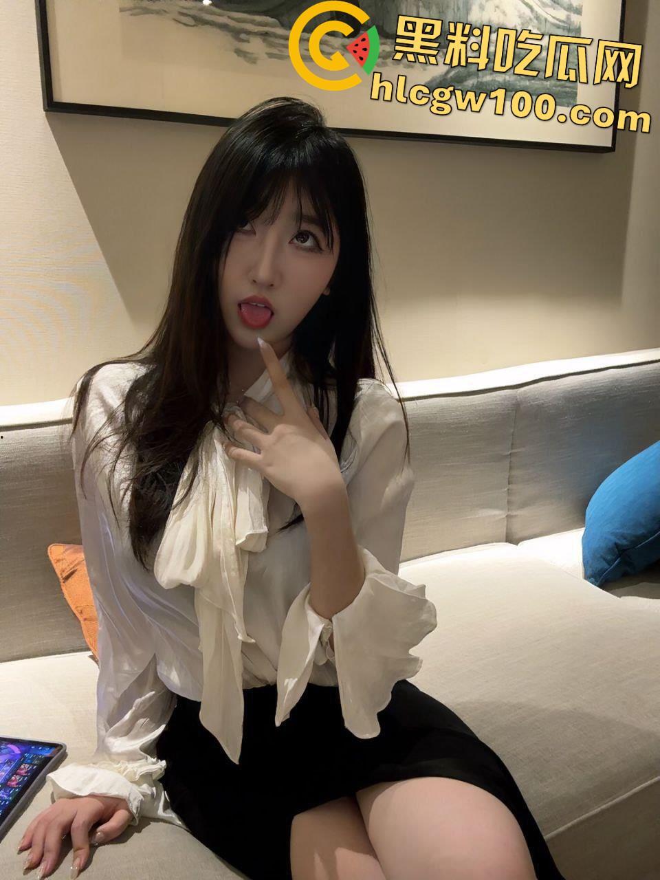 天津【郝天莙】按主人命令社死曝光，高颜值粉嫩白虎骚穴，纹身肥臀玩肛塞-5