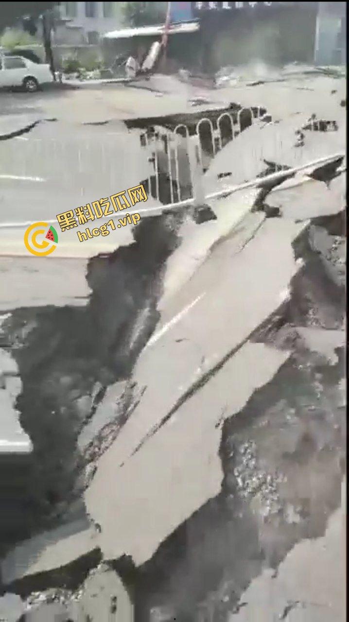 辽宁鞍山 一段公路突发爆炸！井盖崩飞 堪比战场 不知道的还以为打过来了！-9