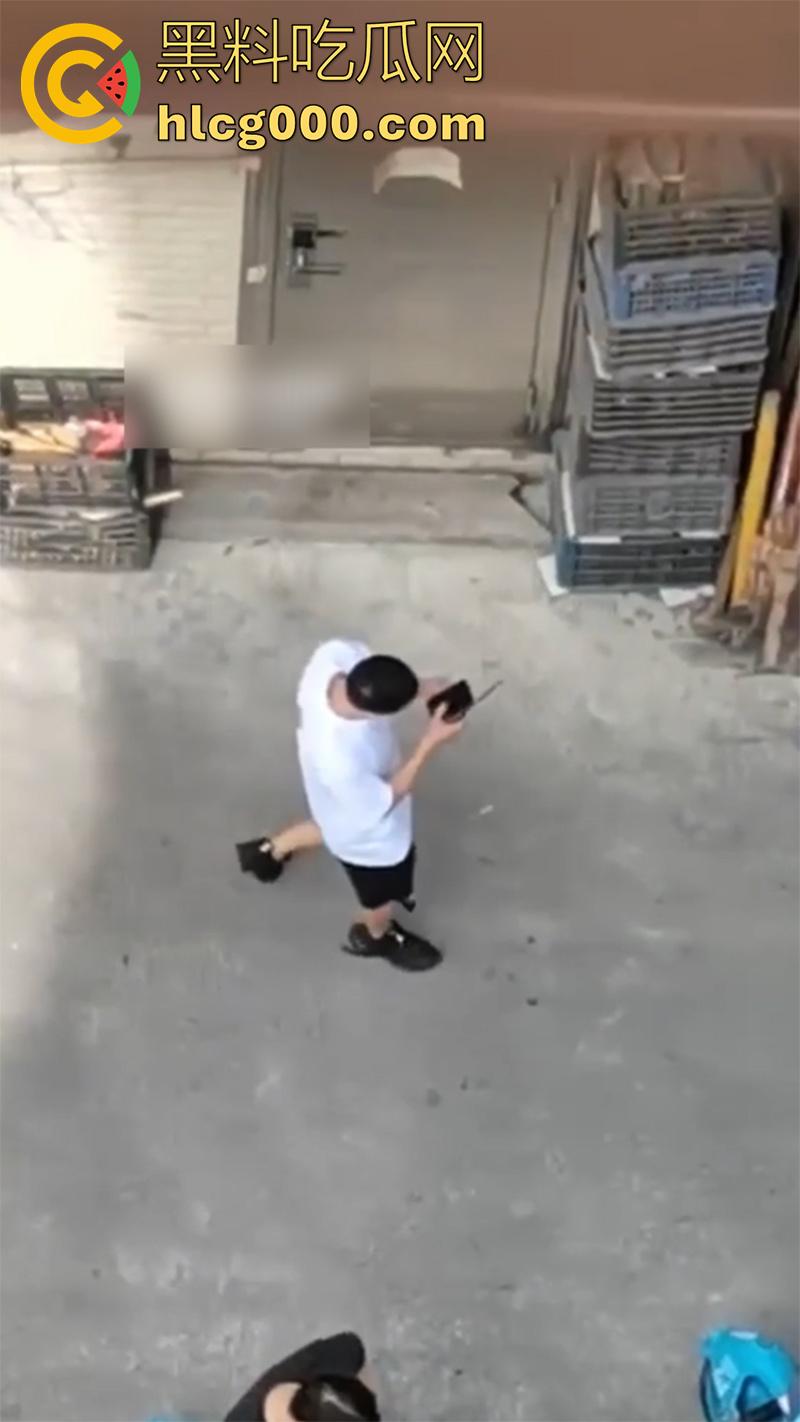 这下彻底老实了！骚逼妻子偷情被丈夫抓现行，愤怒持刀狂砍情人，脖子腰部各中一刀，血腥场面曝光！-3