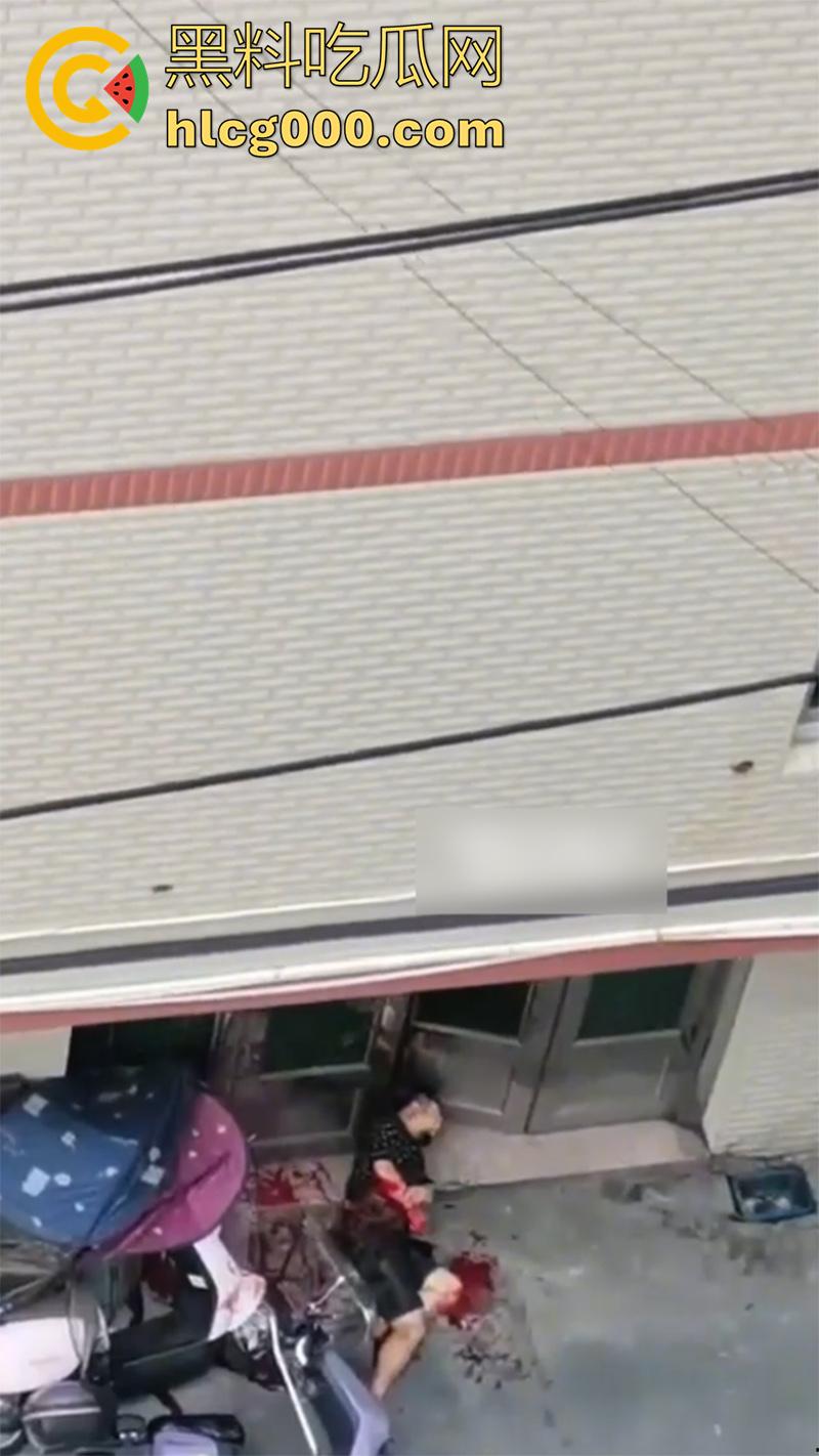 这下彻底老实了！骚逼妻子偷情被丈夫抓现行，愤怒持刀狂砍情人，脖子腰部各中一刀，血腥场面曝光！-6