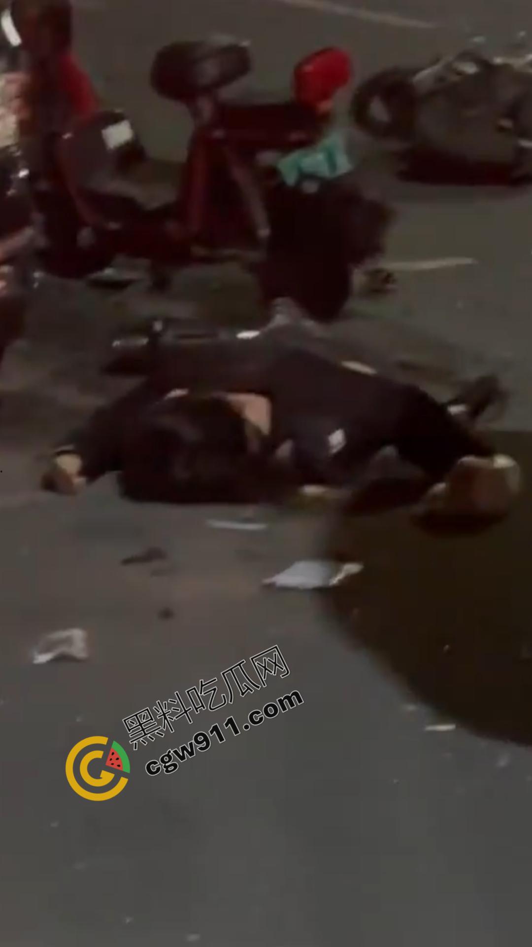 山东聊城酒驾惨祸！一夜间造成8死1伤惨烈场面，路面染血惨不忍睹，令人们悲痛欲绝。-3