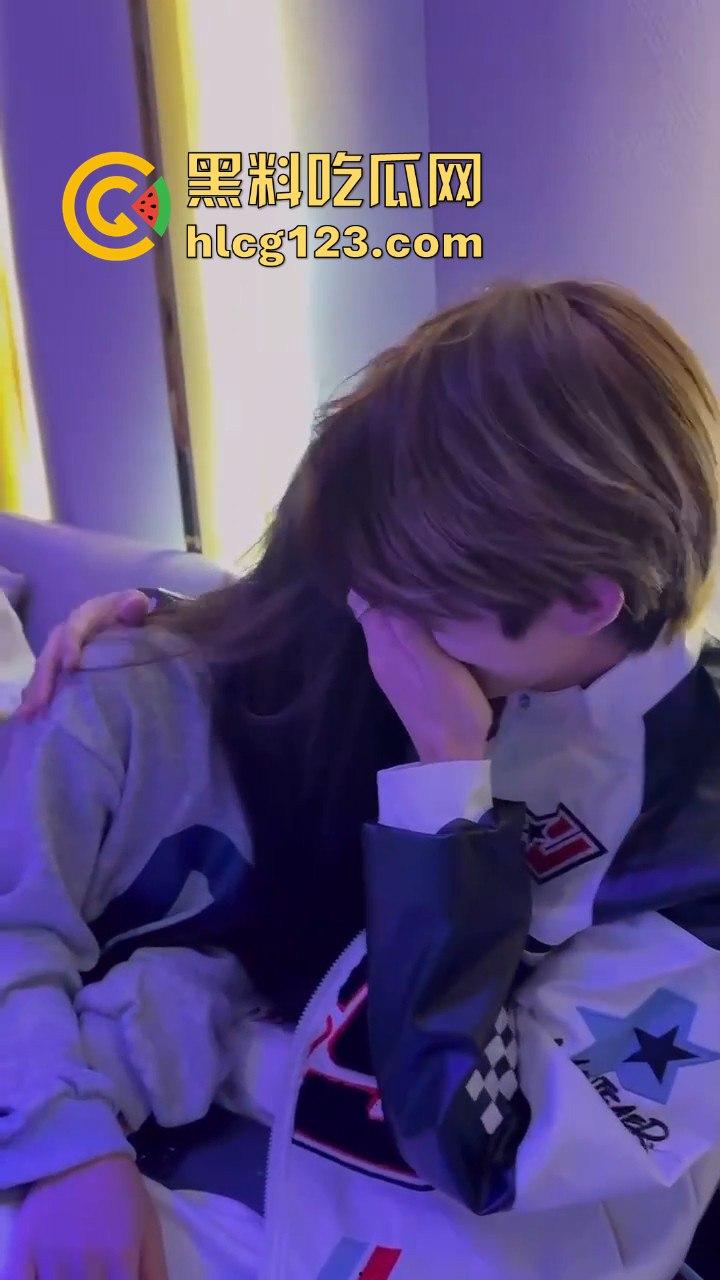 小仙女白天赚大叔的钱，晚上KTV点男模互动，玩得比你想象的更花！-9