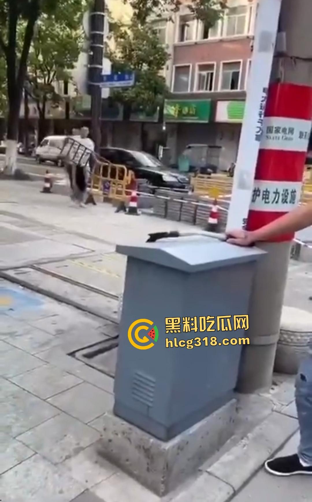 嘉兴斜西街安乐路口四人无故暴打路人！菜刀镰刀梯子狂殴，受害者倒地不起！-2