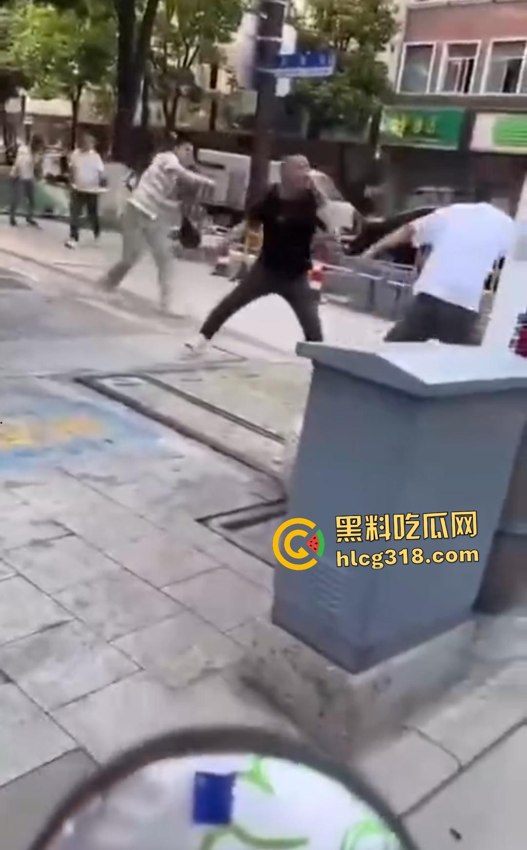 嘉兴斜西街安乐路口四人无故暴打路人！菜刀镰刀梯子狂殴，受害者倒地不起！-4