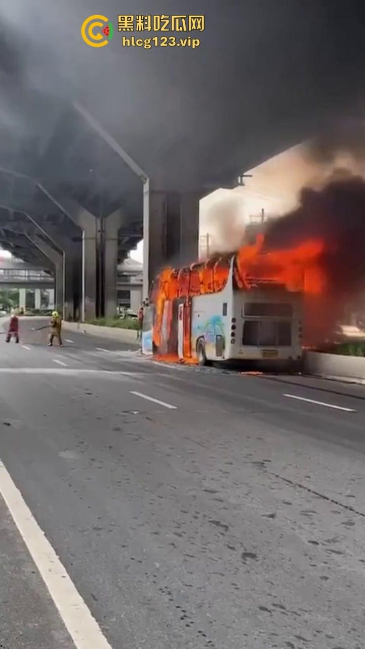 “闻者伤心 看着落泪”泰国幼儿园校车大火!25人恐成焦尸总理哭泣-8