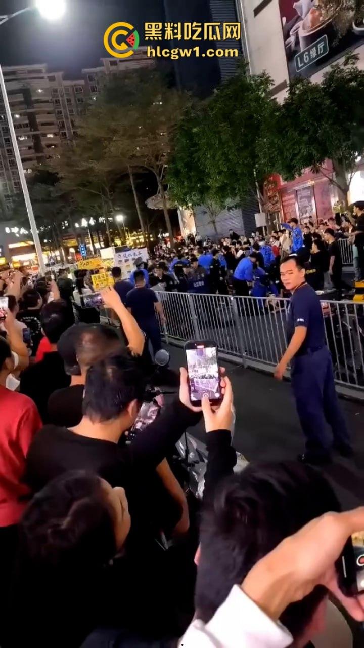 广东深圳沙井地摊被城管强行整顿 多个商贩不服管制大打出手 混乱场面视频曝光-2