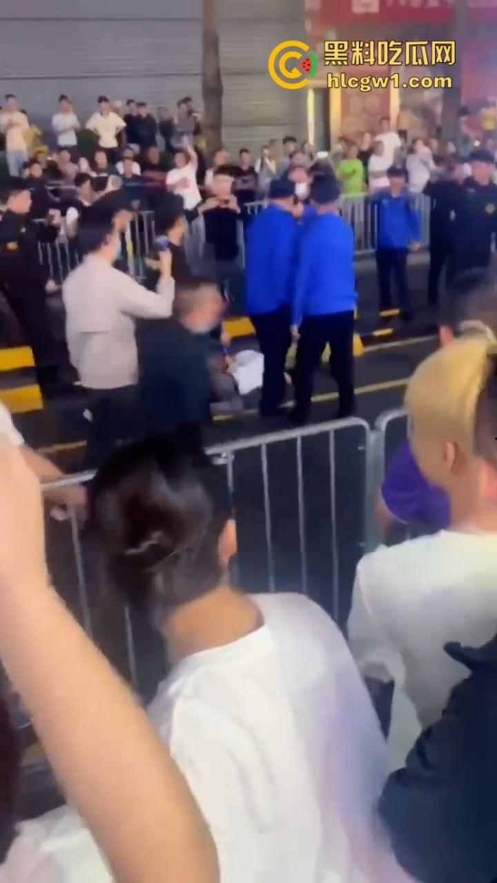广东深圳沙井地摊被城管强行整顿 多个商贩不服管制大打出手 混乱场面视频曝光-9