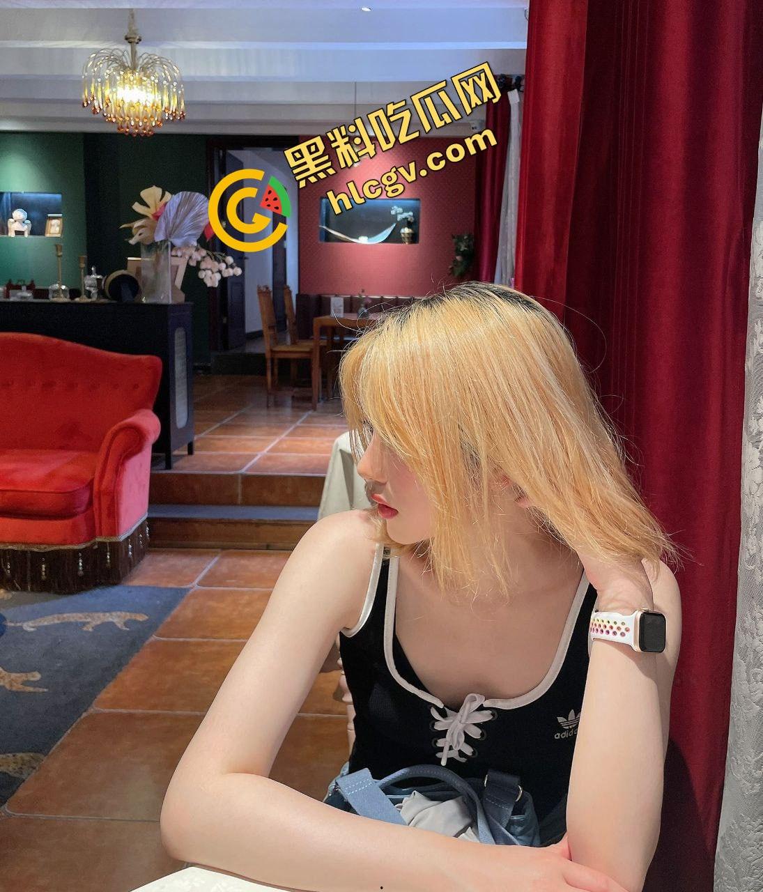 海南02年社会骚鸡『谢丽楠』黄发反差婊 白虎逼超级紧致 被大哥包养天天日 惨遭投稿曝光 独家流出!-2