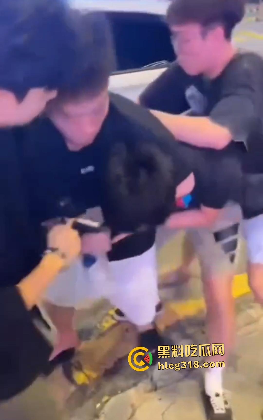 男子街头戴口罩偷拍裙底翻车被抓现行!想逃跑遭小伙群围裸缴,还露出真面目!-3