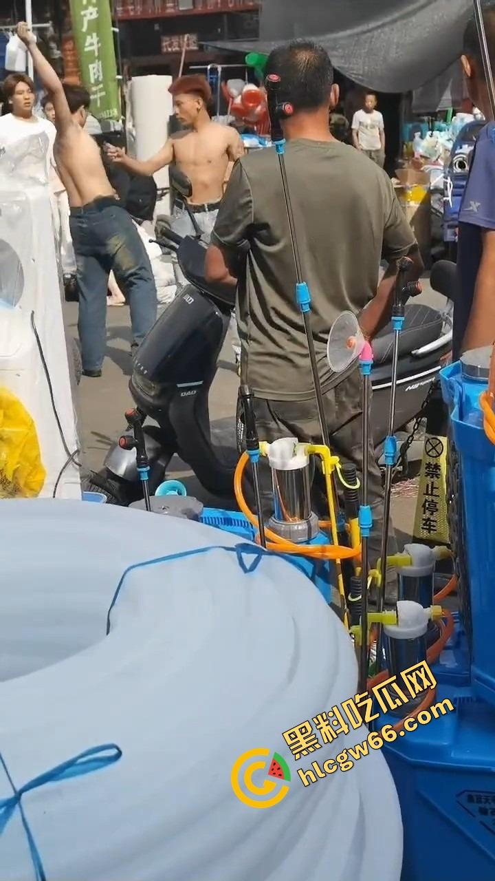 呼伦贝尔精神小伙捉奸火力全开爆锤奸男，女主一边护小三一边骂男友，奸夫血流不止！-3