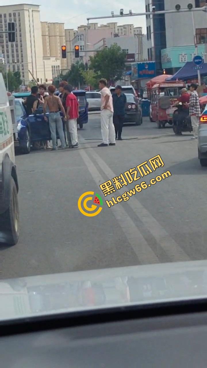 呼伦贝尔精神小伙捉奸火力全开爆锤奸男，女主一边护小三一边骂男友，奸夫血流不止！-9