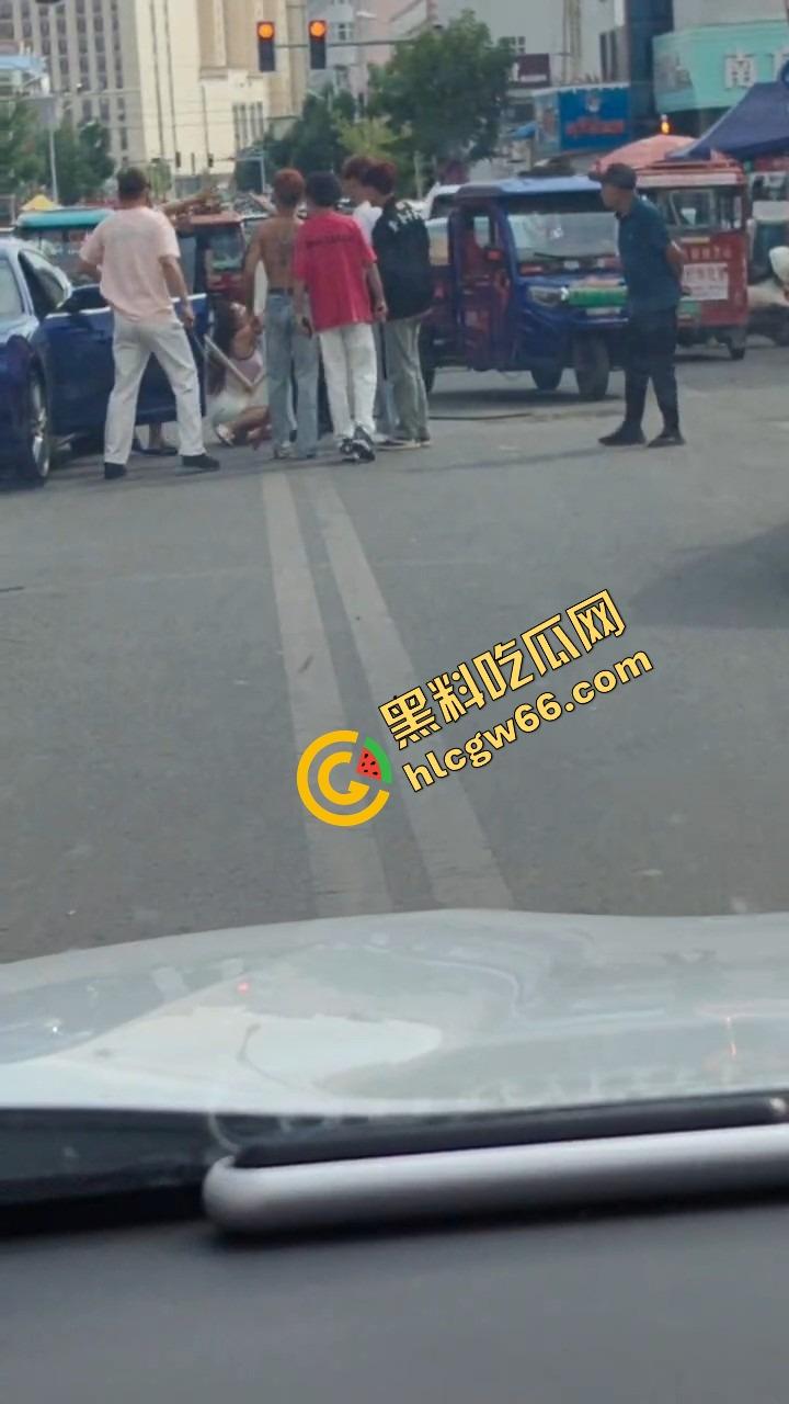 呼伦贝尔精神小伙捉奸火力全开爆锤奸男，女主一边护小三一边骂男友，奸夫血流不止！-10