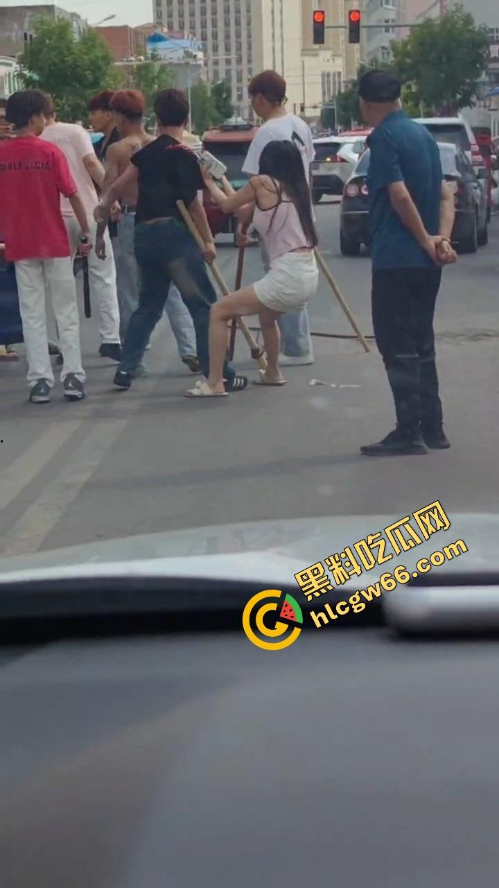 呼伦贝尔精神小伙捉奸火力全开爆锤奸男，女主一边护小三一边骂男友，奸夫血流不止！-11