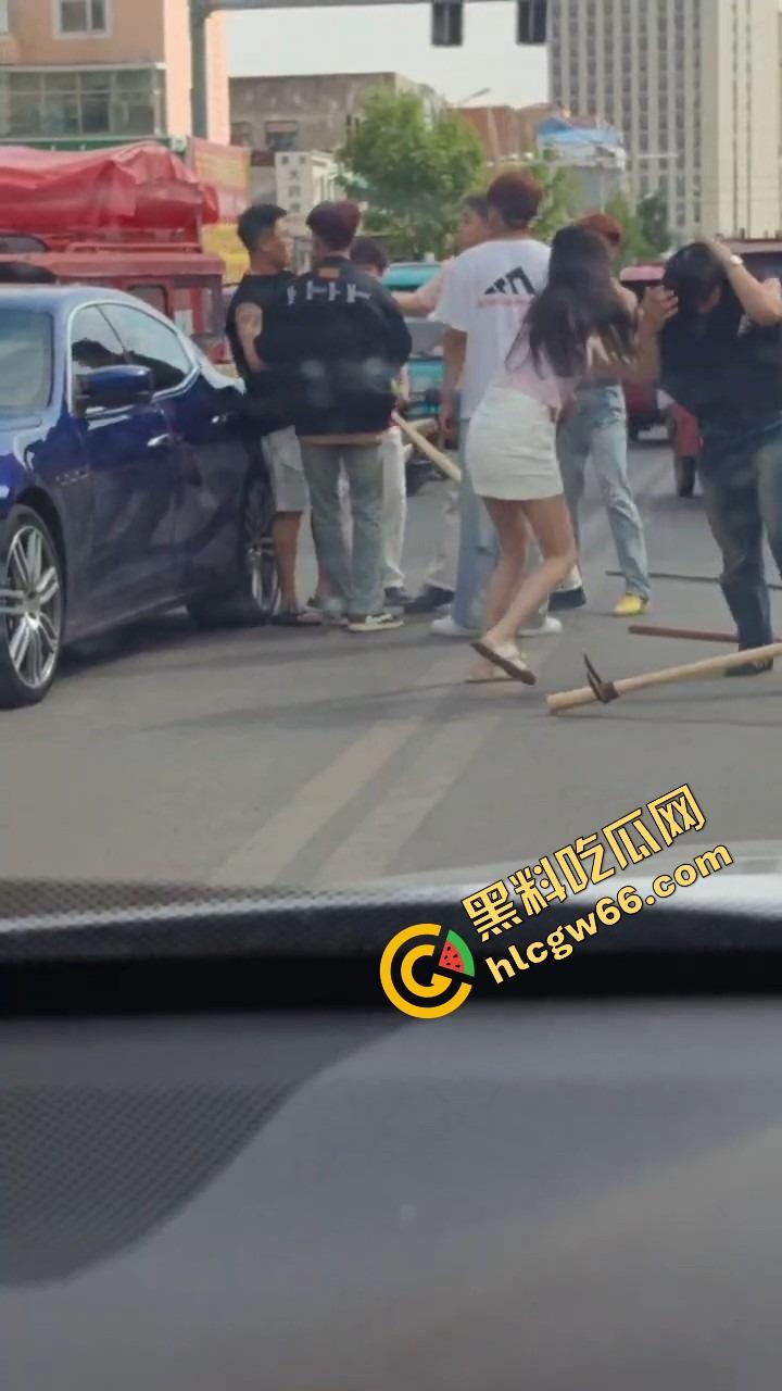 呼伦贝尔精神小伙捉奸火力全开爆锤奸男，女主一边护小三一边骂男友，奸夫血流不止！-12