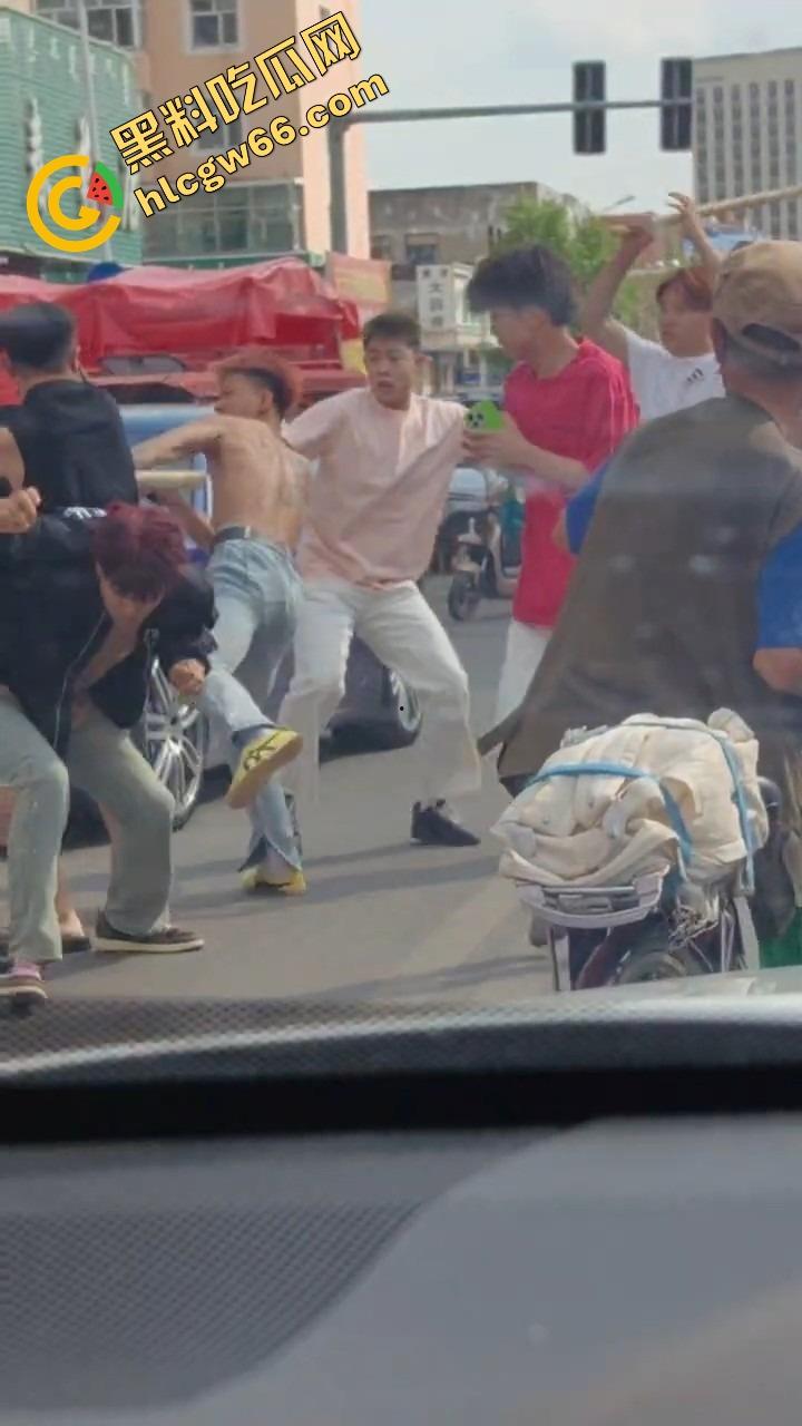 呼伦贝尔精神小伙捉奸火力全开爆锤奸男，女主一边护小三一边骂男友，奸夫血流不止！-13