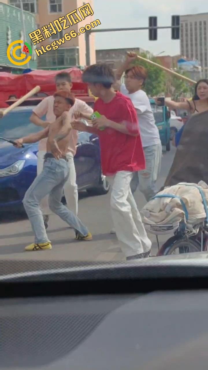 呼伦贝尔精神小伙捉奸火力全开爆锤奸男，女主一边护小三一边骂男友，奸夫血流不止！-14