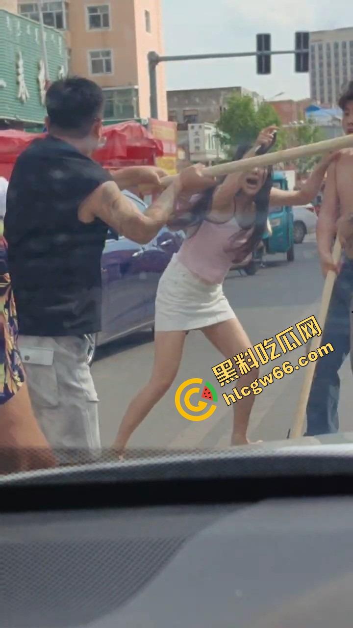 呼伦贝尔精神小伙捉奸火力全开爆锤奸男，女主一边护小三一边骂男友，奸夫血流不止！-15