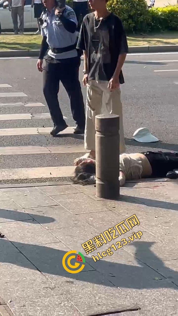 广州海珠区车祸惨烈,外卖小哥血溅当场,车子翻得都认不出来!-1
