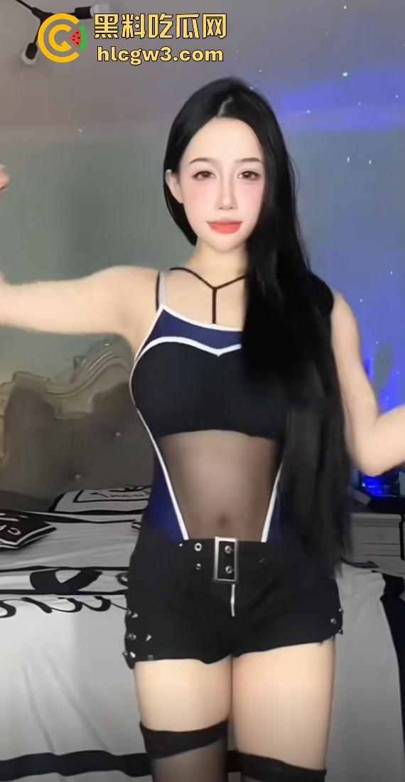 抖音主播『李大嘴儿』大哥重金定制甩奶擦边视频曝光，骚比带口罩狂抖巨奶，黑丝豹纹丁字裤口罩挡不住！-4