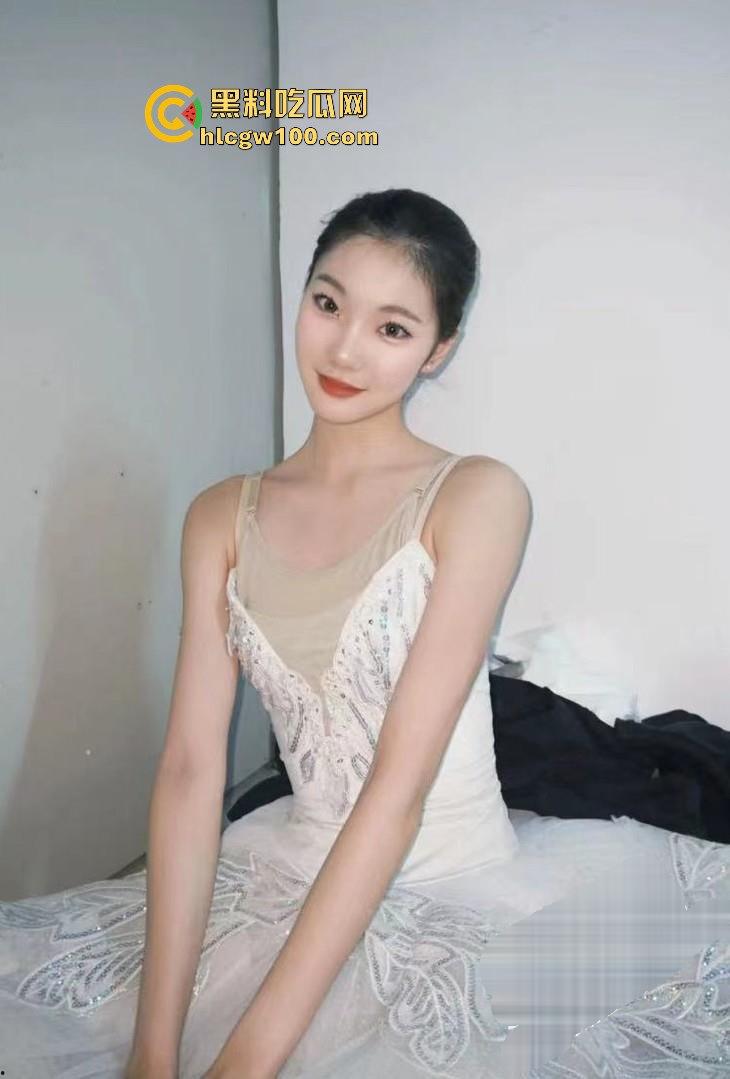 北京市海韵艺术学校芭蕾舞妹子【胡妍慈】金主定制视频曝光,极致反差诱惑,独家爆料!-1