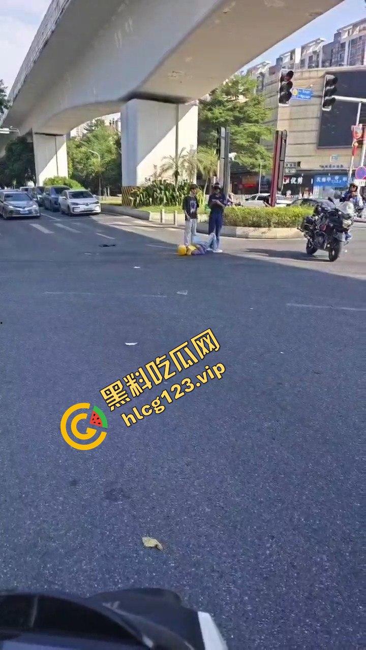 广州海珠区车祸惨烈,外卖小哥血溅当场,车子翻得都认不出来!-6