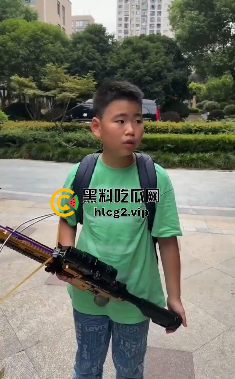 超熊男孩弩箭练杀技!虐猫升级还不够,下一步就是全家屠杀,老妈还在旁边玩消消乐-6