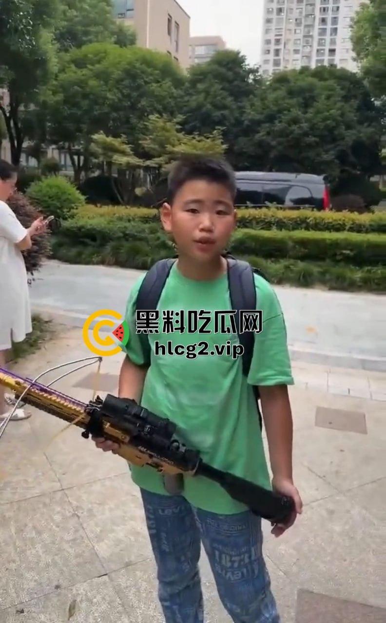 超熊男孩弩箭练杀技!虐猫升级还不够,下一步就是全家屠杀,老妈还在旁边玩消消乐-9