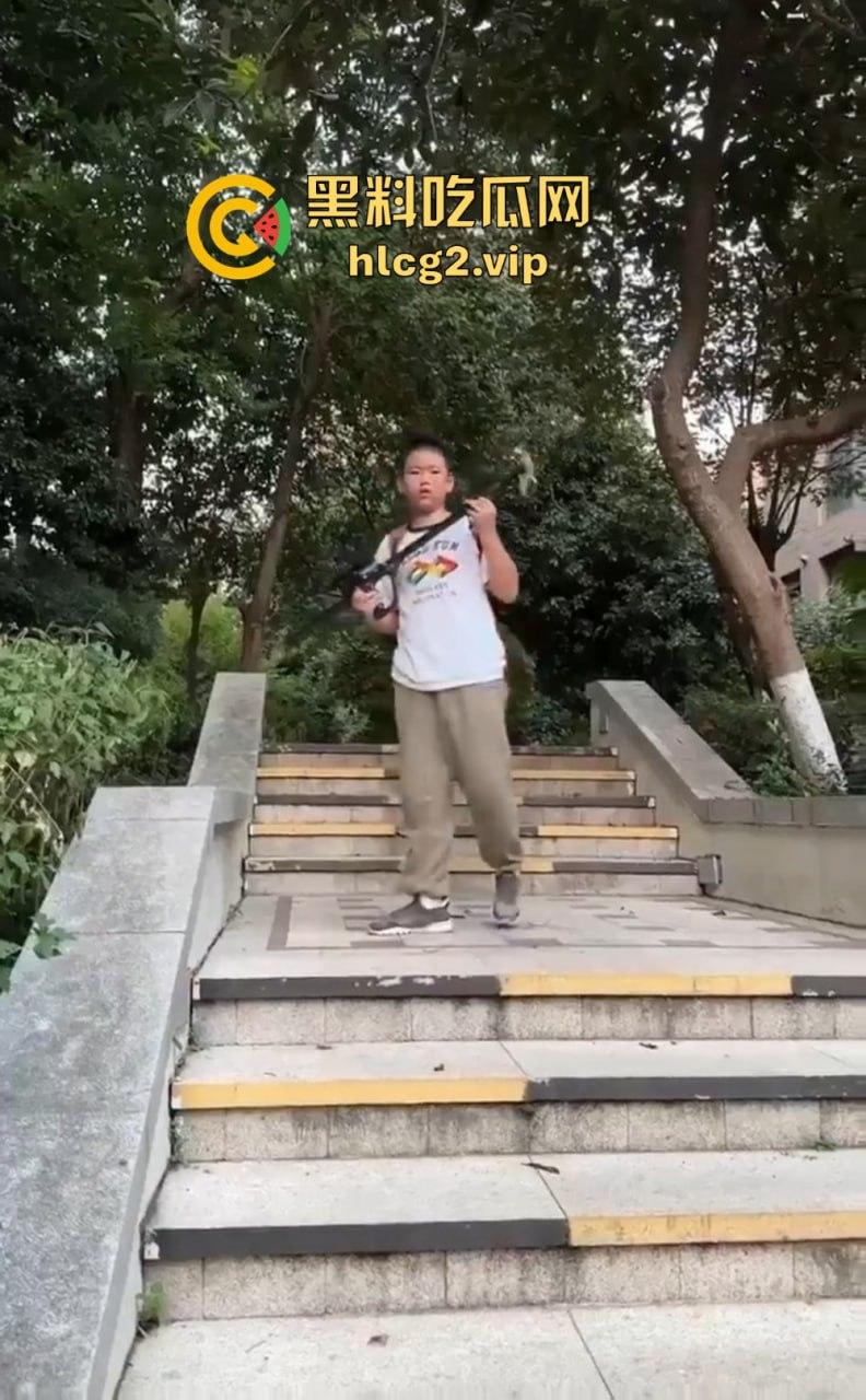 超熊男孩弩箭练杀技!虐猫升级还不够,下一步就是全家屠杀,老妈还在旁边玩消消乐-10